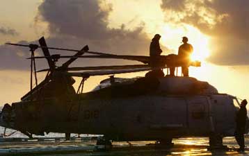 Υποχωρεί το δολάριο, υψηλότερα πετρέλαιο και χρυσός, εν μέσω ανησυχιών για το Ιράκ