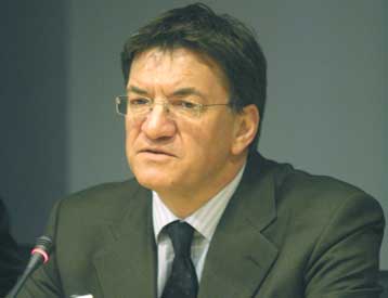 Μειώνεται κατά 5% ο αριθμός των εισακτέων σε ΑΕΙ και ΤΕΙ για το 2003