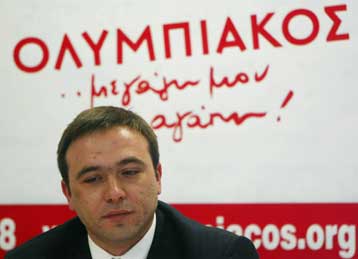 Μαζικά ανταποκρίνονται οι φίλαθλοι του Ολυμπιακού στο «ερυθρόλευκο» κάλεσμα