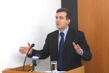 Διαψεύδει ο Μ.Χρυσοχοΐδης τα περί συνεργασίας του με συνήγορο του Δ.Κουφοντίνα