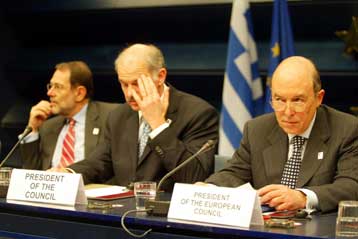 Διαψεύδονται από την κυβέρνηση τα περί κρίσης στις σχέσεις Σημίτη – Παπανδρέου