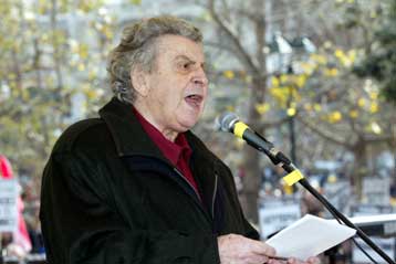 Οργισμένη δήλωση του Μίκη Θεοδωράκη για τους βομβαρδισμούς της Βαγδάτης