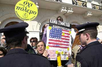 Διαδηλώσεις συνόδεψαν τις παρελάσεις σε πολλές περιοχές της Ελλάδας