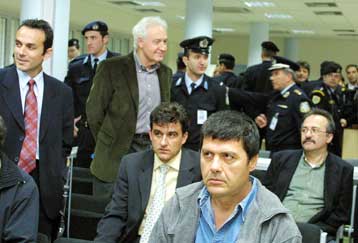 Με καταθέσεις για τις εκρήξεις σε λεωφορεία με Αμερικανούς συνεχίστηκε η δίκη της 17Ν