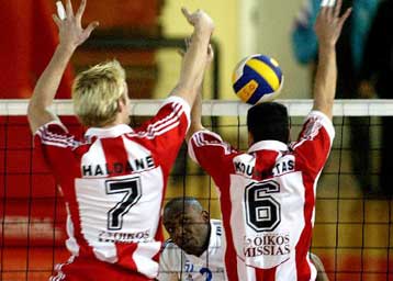 Προβάδισμα τίτλου για τον Ολυμπιακό, με νίκη 3-2 επί του Ηρακλή