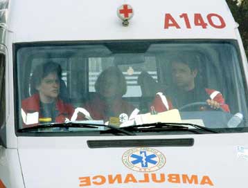 Οι εργαζόμενοι του ΕΚΑΒ πραγματοποιούν την Πέμπτη τετράωρη στάση εργασίας