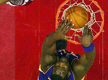 Μονομαχίες «γιγάντων» την Πέμπτη στο ΝΒΑ και νίκη των Λέικερς επί των Ρόκετς με 96-93