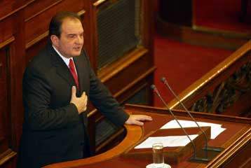 Για διγλωσσία στο θέμα του Ιράκ κατηγόρησε ο Κ.Καραμανλής την κυβέρνηση