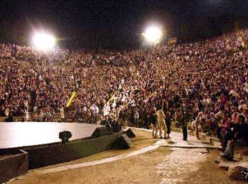Όλες οι παραστάσεις στο αρχαίο θέατρο Επιδαύρου σε ένα λεύκωμα