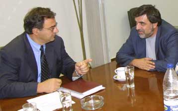 To 2004 η πρώτη δόση του νέου μισθολογίου και η καταβολή των αναδρομικών