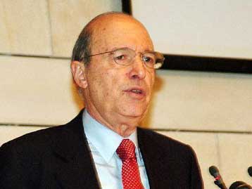 Οικονομική πολιτική και ευρώ «ασπίδα» στις επιπτώσεις του πολέμου, δηλώνει ο Κ.Σημίτης