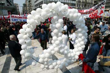 Κραυγή ειρήνης από χιλιάδες διαδηλωτές σε όλη την Ελλάδα
