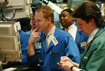 Υποχώρησαν Γουόλ Στριτ και δολάριο τη Δευτέρα – Ενισχύθηκε το πετρέλαιο