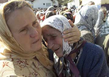 Πρώτη συμβολική κηδεία των θυμάτων της Σρμπρένιτσα