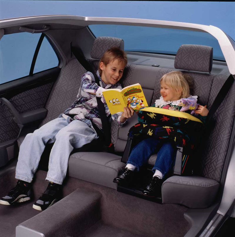 Την υποχρεωτική χρήση παιδικών καθισμάτων στα αυτοκίνητα προωθεί η ΕΕ