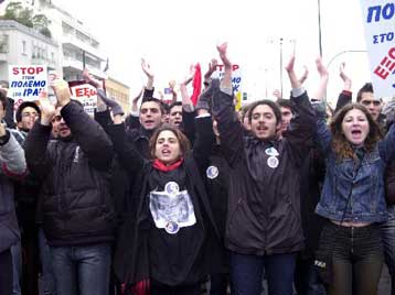 «Όχι» στον πόλεμο φώναξαν την Τρίτη οι μαθητές των νυχτερινών σχολείων της Αθήνας