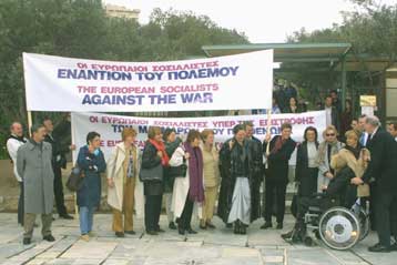 Αντιπολεμική διαμαρτυρία από τους Ευρωπαίους Σοσιαλιστές στην Ακρόπολη