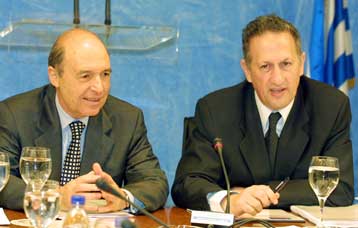 «Πράσινο» φως Σημίτη προς Σκανδαλίδη για προσλήψεις στο Δημόσιο εντός του 2003