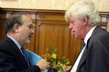 Ανάπτυξη 1% και απώλεια 100.000 θέσεων εργασίας προβλέπει η Κομισιόν για την ευρωζώνη