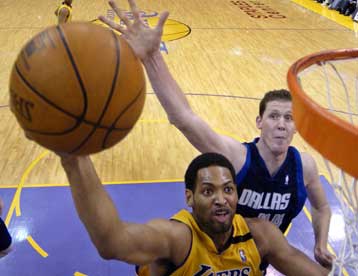 Εκτός έδρας ήττα των Μάβερικς από τους πρωταθλητές Λέικερς με 108-99