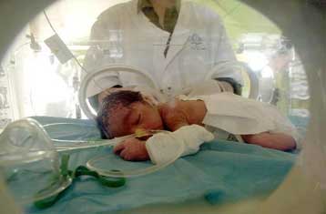 Εξηνταπεντάχρονη Ινδή αποκτά το πρώτο της παιδί κερδίζοντας μια θέση στο βιβλίο Γκίνες