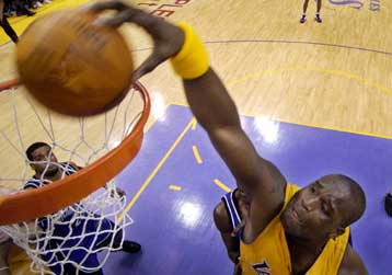 Επίδειξη δύναμης από τους πρωταθλητές Λέικερς με νίκη 117-104 επί του Σακραμέντο