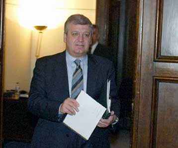 Απορρίπτει η κυβέρνηση τις προβλέψεις Καραμανλή για πρόωρες εκλογές