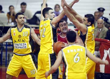 Περίπατος της ΑΕΚ στον Κορυδαλλό, 99-76 τον Ολυμπιακό- Δύσκολη νίκη για τον ΠΑΟ