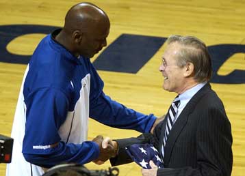 «Αντίο» στον Μάικλ Τζόρνταν είπαν ο Ντόναλντ Ράμσφελντ και το κοινό της Ουάσινγκτον