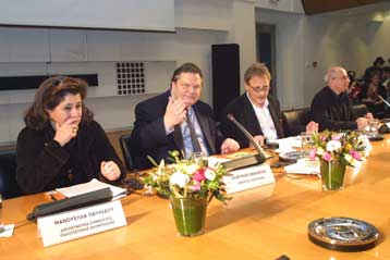 Έτοιμο τα Χριστούγεννα του 2003 το πρώτο «οικουμενικό μυθιστόρημα»