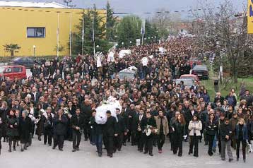 Σε κλίμα οδύνης το τρισάγιο στη μνήμη των 21 μαθητών του Μακροχωρίου Ημαθίας