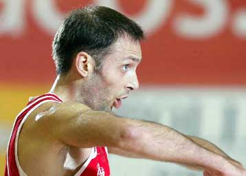 Χωρίς τον Μίλαν Τόμιτς στη Γαλλία για τον αγώνα με τη Βιλερμπάν ο Ολυμπιακός