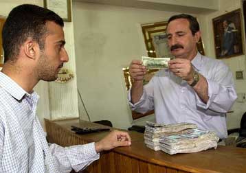 Σε κυρίαρχο νόμισμα του Ιράκ αναδεικνύεται το δολάριο