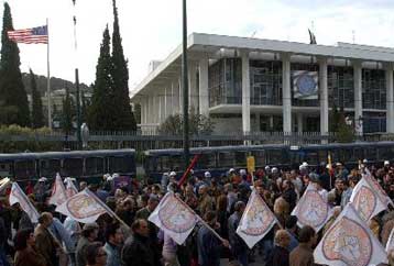 Χωρίς επεισόδια ολοκληρώθηκε η νέα αντιπολεμική πορεία προς την αμερικανική πρεσβεία
