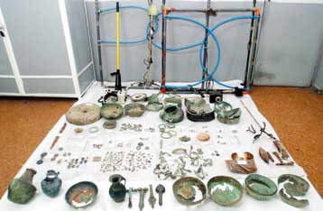 Αρχαιολογικό θησαυρό στην κατοχή υπαλλήλου του ΟΤΕ ανακάλυψε η αστυνομία