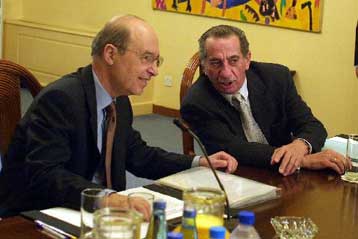 Αγκυρα και Ντενκτάς εμπόδιο στη λύση του Κυπριακού, επανέλαβαν Σημίτης και Παπαδόπουλος