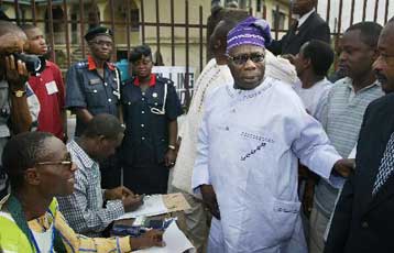 Οι Νιγηριανοί εκλέγουν πρόεδρο της χώρας – Έξι οι νεκροί από βίαια επεισόδια