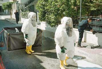 Ενώπιον του εισαγγελέα οδηγήθηκε 52χρονος για αποστολή φακέλων με άσπρη σκόνη