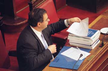 Συναγερμός στο υπουργείο Οικονομικών για να προληφθεί ενδεχόμενη «κρίση ελλειμμάτων»