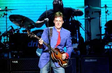 Απαγόρευση των βομβών διασποράς ζητά ο Μακ Κάρτνεΐ την επομένη του ιρακινού πολέμου