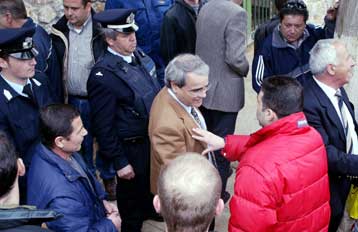 Με απορριματοφόρα σταμάτησαν τις εργασίες κατεδάφισης του «Ν.Γκούμας»