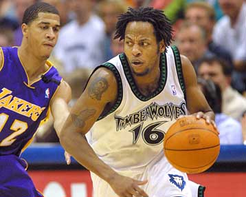 Το 1-1 έκαναν οι Τίμπεργουλβς κόντρα στους Λέικερς – Ισόφαρισαν οι Μπακς τους Νετς