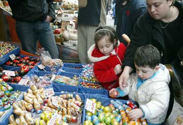 Η καταβολή του δώρου του Πάσχα «ζέστανε» την κίνηση στην αγορά