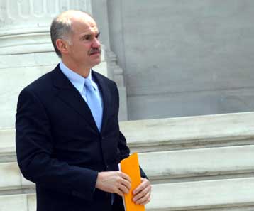 Η διπλωματική ατζέντα της κυβέρνησης στο επίκεντρο της συνάντησης Σημίτη-Γ.Παπανδρέου