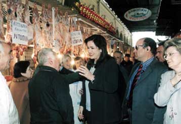 Στη Βαρβάκειο Αγορά βρέθηκε τη Μ.Πέμπτη η δήμαρχος Αθηναίων Ντ.Μπακογιάννη
