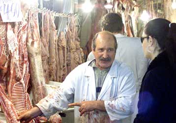 Επάρκεια και καλές τιμές διαπίστωσε στη Βαρβάκειο ο υφυπουργός Ανάπτυξης
