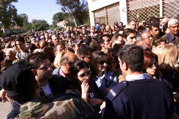 Κατά χιλιάδες περνούν οι Κύπριοι την Πράσινη Γραμμή – Νέα βήματα υπόσχεται ο Γκιουλ