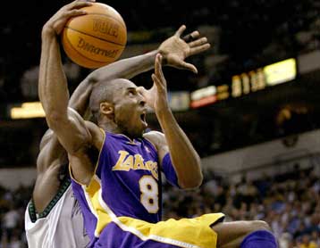 Σπουδαία νίκη των Λέικερς επί των Τίμπεργουλβς με 120-90 και 3-2 στα πλέι οφ του ΝΒΑ