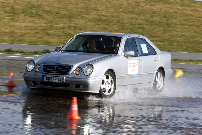 Μεγαλύτερη ασφάλεια προσφέρει το ESP παρά οι αερόσακοι υποστηρίζουν στην Bosch
