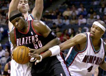 «Πήραν την μπουκιά» από το στόμα των Μάβερικς οι Μπλέιζερς με νίκη 103-99 στα πλέι οφ